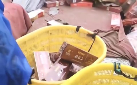 渔民发现海上漂浮大量名牌香烟，直呼“发财了”。网友：假烟？