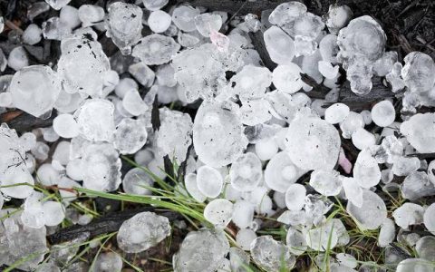 贵州遵义遇暴雨冰雹，街上冰雹流成河，极端天气让人畏惧