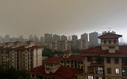 武汉大暴雨白天秒变黑夜！网友：这是电影特效吗？