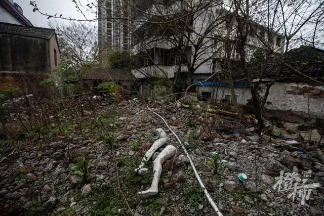 废弃医院晚上传出怪声？记者实地探访，附近居民说经常有年轻人来“探险”