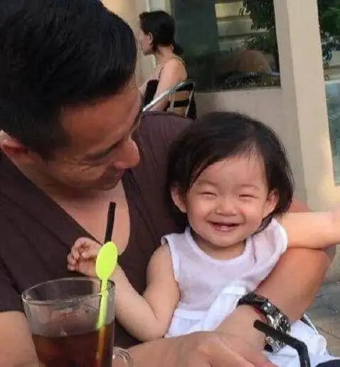 葛斯齐直播汪小菲带娃视频，小玥儿身高已到爸爸肩膀，大S未露面