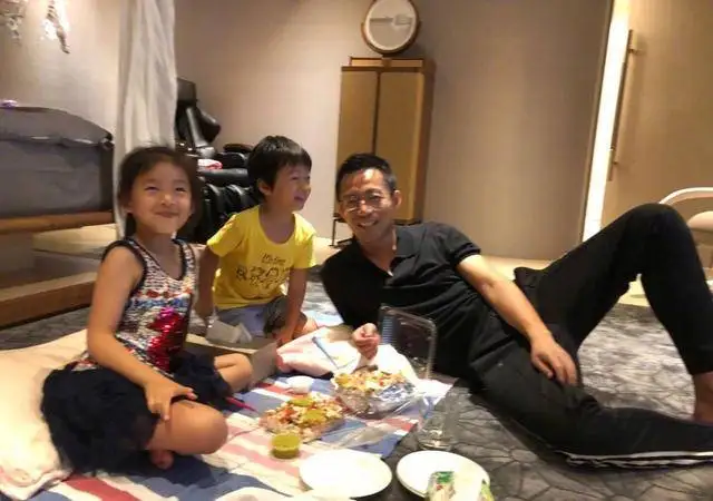 葛斯齐直播汪小菲带娃视频，小玥儿身高已到爸爸肩膀，大S未露面