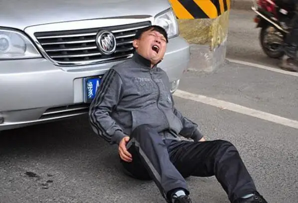 浙江富家子开保时捷碰瓷；专挑开豪车的酒驾司机敲诈