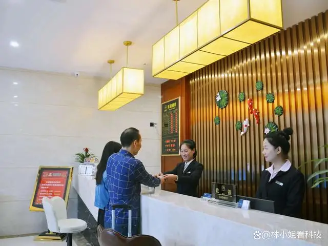 女孩被困酒店不准消防破坏电梯营救,消防员左右为难,父亲崩溃! 女孩被困酒店不准消防破坏电梯营救,消防员左右为难,父亲崩溃!