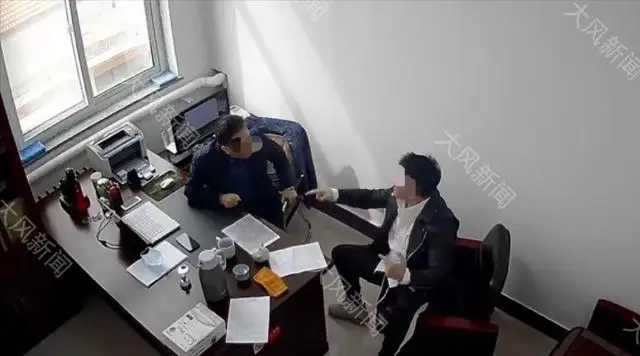 山东某事业单位员工因不批假与领导吵架,被指“吃空饷不上班”,30张假条病历显示…… 山东某事业单位员工因不批假与领导吵架,被指“吃空饷不上班”,30张假条病历显示……