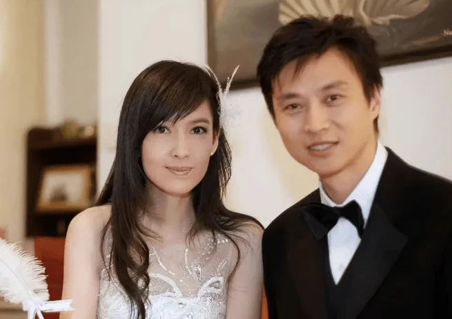 周慧敏疑似辟谣离婚传闻 老公连续出轨8次都选择原谅 女神为何这么能忍？
