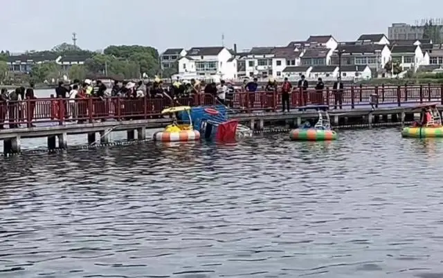 江苏一中学春游6学生翻船落水，同游者发声：4人被救起，2人溺水