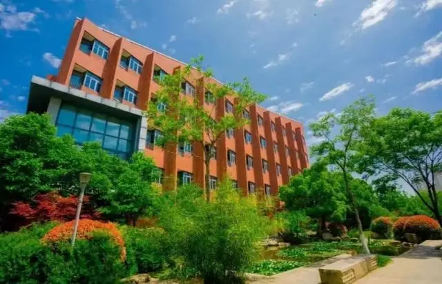 江苏一中学春游6学生翻船落水，同游者发声：4人被救起，2人溺水