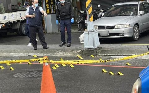 台湾17岁少年街头扫射42枪，投案后称“心情不好”，警方疑有内幕