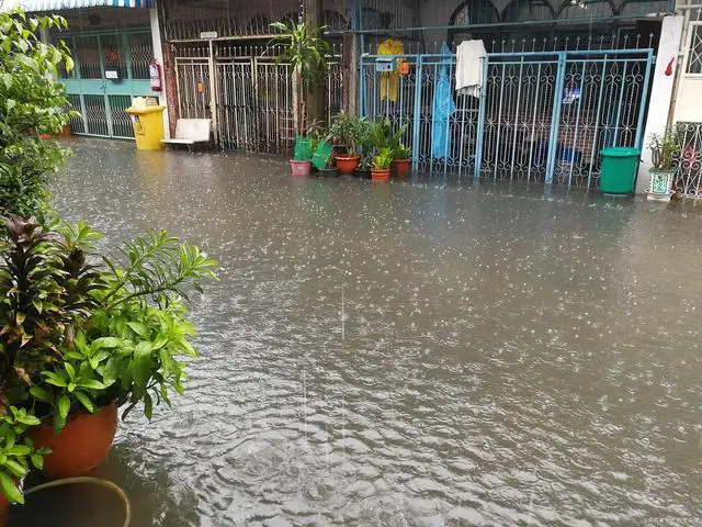 贵州遭暴雨袭击：正睡觉房子被吹飞了