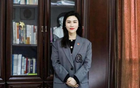 河南一高校女副校长美出了圈，网友：漂亮、气质