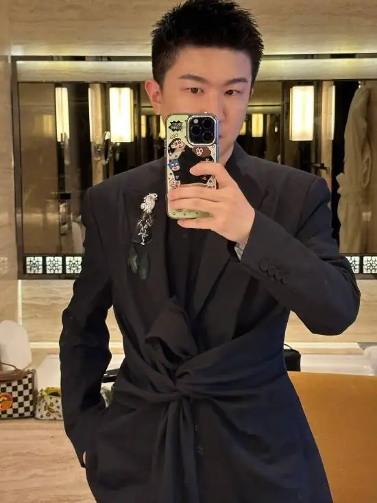张大大再发长文解释未合影原因 直播大哭回应此事