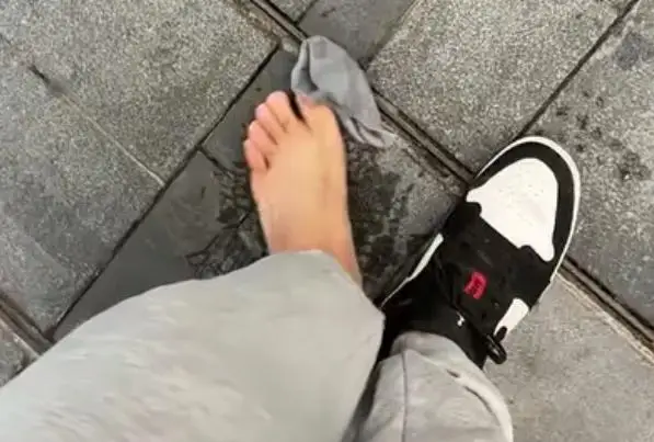 五一各地客流有多疯狂?男子去迪士尼被挤丢鞋大喊:我鞋呢 我不想玩了 五一各地客流有多疯狂?男子去迪士尼被挤丢鞋大喊:我鞋呢 我不想玩了