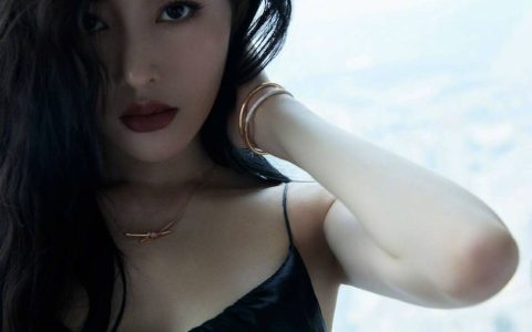 张天爱晒“酷”存照 卷发披肩穿吊带裙大秀好身材