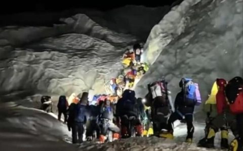 珠穆朗玛峰凌晨两点还在堵！世界奇观！