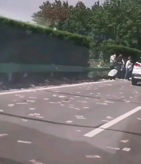 高速路上两车追尾地面散落大量现金？目击者：仔细一看是冥币