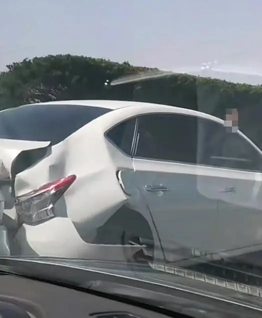 高速路上两车追尾地面散落大量现金？目击者：仔细一看是冥币