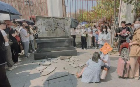 广州圣心大教堂文保碑破碎坠地，目击者：孩子爬到碑上拍照后跳下所致
