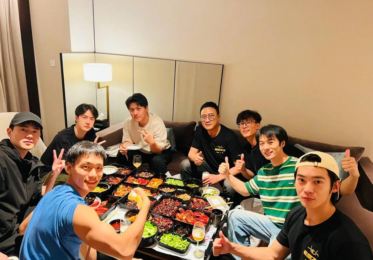 胡军晒《长空之王》主创聚餐照：我先回家陪陪老婆孩子