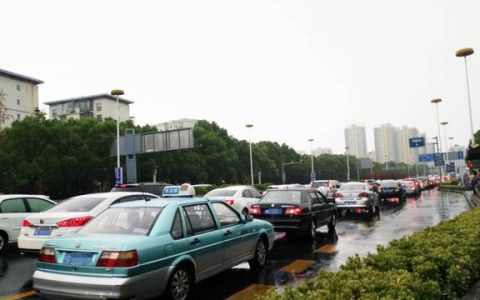 五一返程高峰遇强降雨，多地堵上加堵