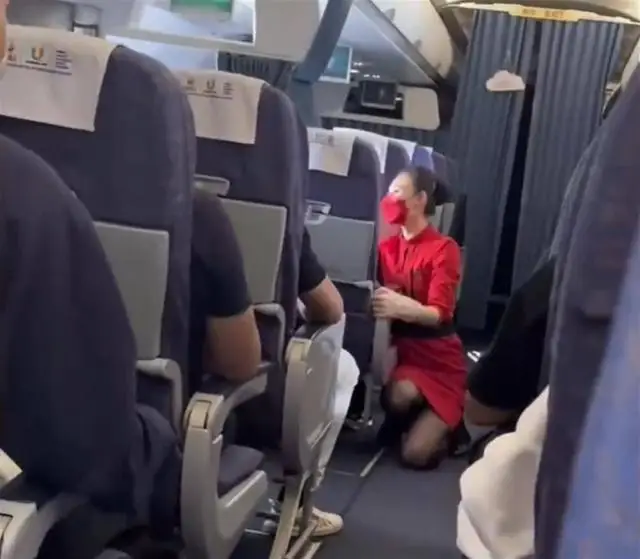 川航回应空姐跪地安抚乘客，消费市场加速回暖 服务业快速复苏