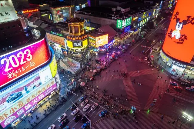 川航回应空姐跪地安抚乘客,消费市场加速回暖 服务业快速复苏 川航回应空姐跪地安抚乘客,消费市场加速回暖 服务业快速复苏