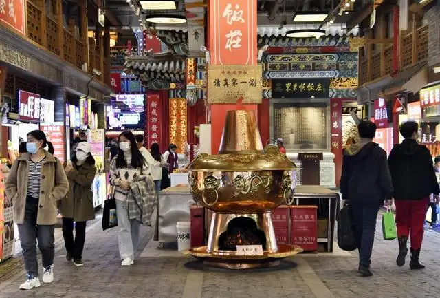 川航回应空姐跪地安抚乘客，消费市场加速回暖 服务业快速复苏