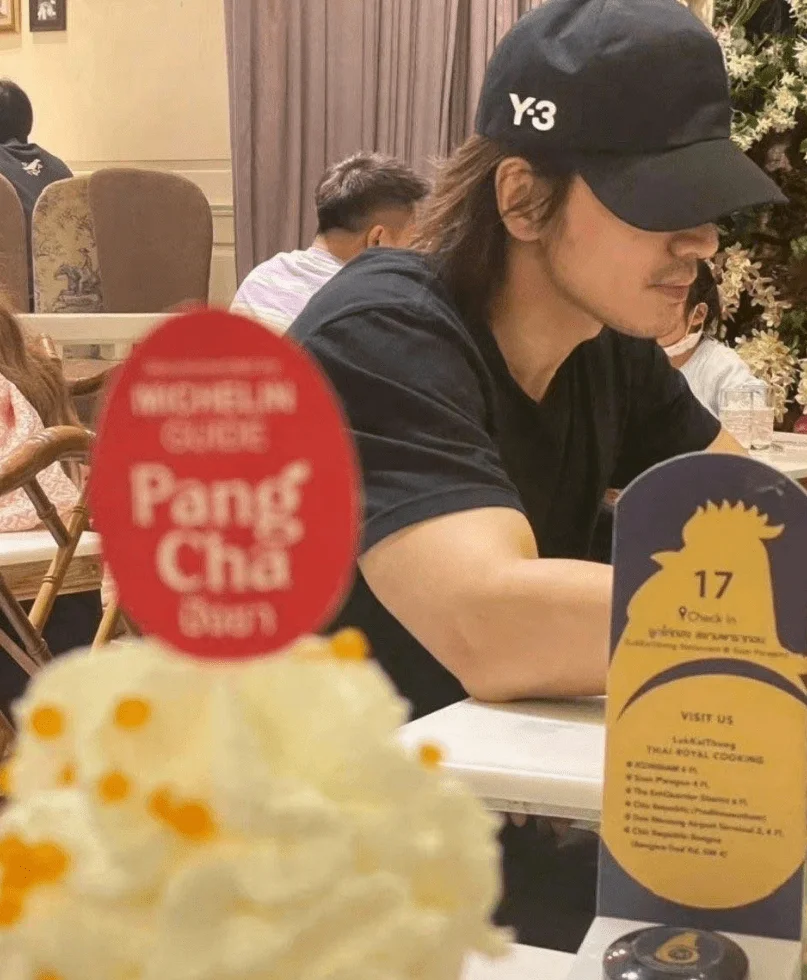 言承旭张云龙同游泰国照片曝光 餐厅吃饭被偶遇