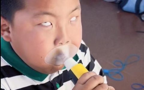 小男孩做肺活量测试拼到翻白眼，网友：论小朋友的胜负欲有多强？