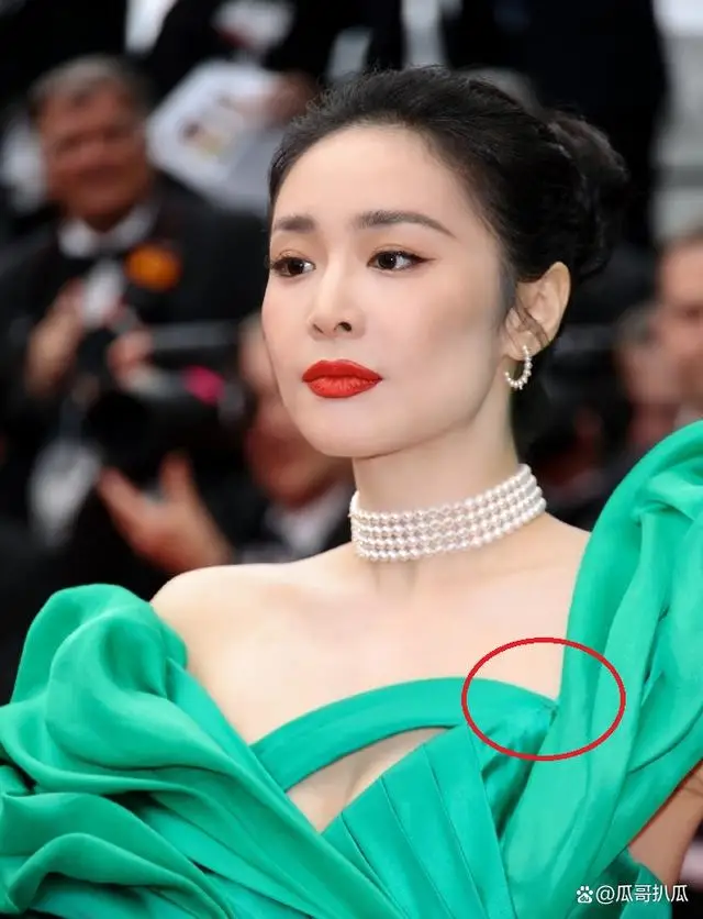 高叶戛纳遇尴尬,礼服竟然开线了,高情商回应:裁缝是自己! 高叶戛纳遇尴尬,礼服竟然开线了,高情商回应:裁缝是自己!