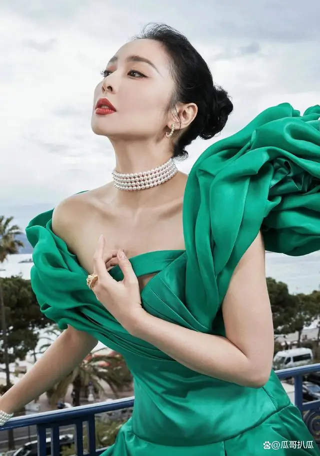高叶戛纳遇尴尬,礼服竟然开线了,高情商回应:裁缝是自己! 高叶戛纳遇尴尬,礼服竟然开线了,高情商回应:裁缝是自己!