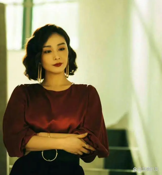 高叶戛纳遇尴尬，礼服竟然开线了，高情商回应：裁缝是自己！