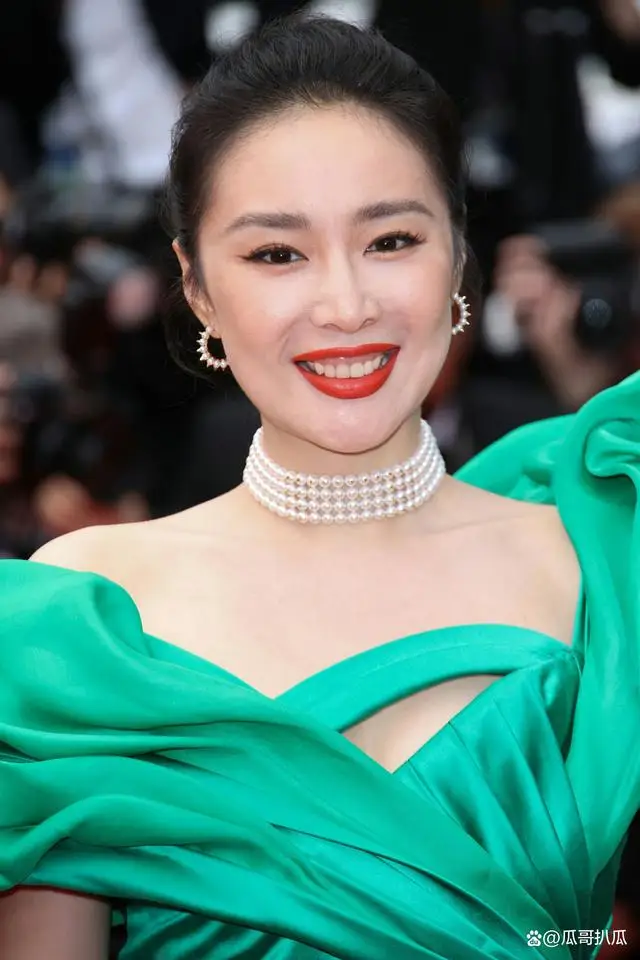 高叶戛纳遇尴尬,礼服竟然开线了,高情商回应:裁缝是自己! 高叶戛纳遇尴尬,礼服竟然开线了,高情商回应:裁缝是自己!