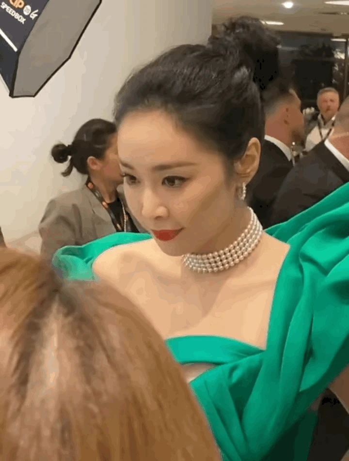 高叶戛纳遇尴尬,礼服竟然开线了,高情商回应:裁缝是自己! 高叶戛纳遇尴尬,礼服竟然开线了,高情商回应:裁缝是自己!