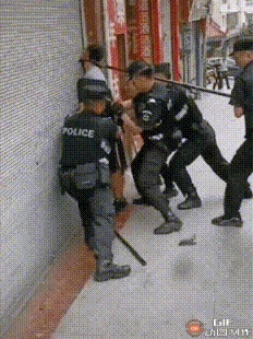 悲剧!四川一男子持刀伤人致8人受伤,目击者:其中1人耳朵被砍掉 悲剧!四川一男子持刀伤人致8人受伤,目击者:其中1人耳朵被砍掉