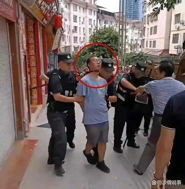 悲剧!四川一男子持刀伤人致8人受伤,目击者:其中1人耳朵被砍掉 悲剧!四川一男子持刀伤人致8人受伤,目击者:其中1人耳朵被砍掉