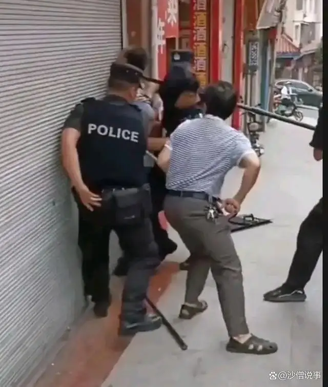 悲剧!四川一男子持刀伤人致8人受伤,目击者:其中1人耳朵被砍掉 悲剧!四川一男子持刀伤人致8人受伤,目击者:其中1人耳朵被砍掉