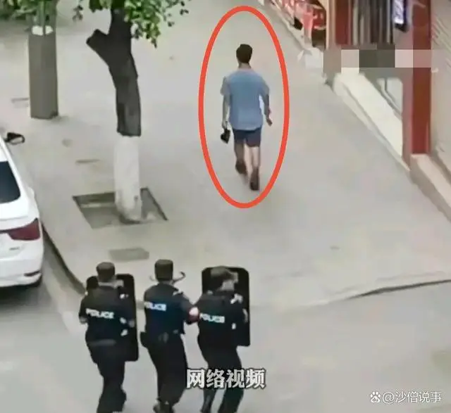 悲剧!四川一男子持刀伤人致8人受伤,目击者:其中1人耳朵被砍掉 悲剧!四川一男子持刀伤人致8人受伤,目击者:其中1人耳朵被砍掉