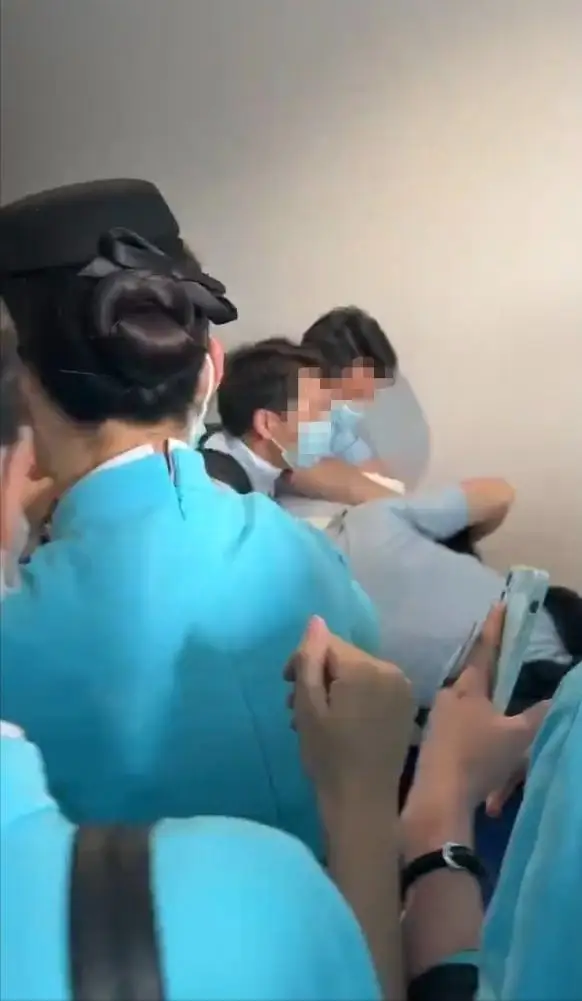 女厕所偷拍被抓现行，厦航员工在女厕偷拍乘务被拘留，会被开除吗