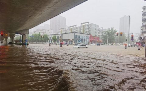 桂林强降雨出现内涝：车要浮起来了 371所学校因暴雨停课