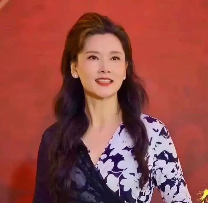 何赛飞老师为基层演员发声，却被指痛斥梅花奖，本意严重被歪曲