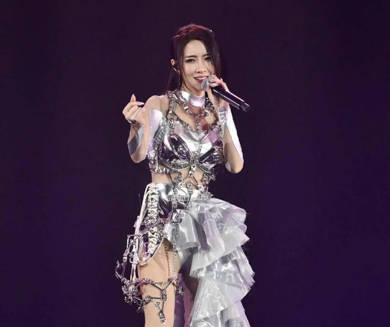 香港知名女星演唱会热舞不慎走光，打扮超妩媚，传与绯闻男友分手