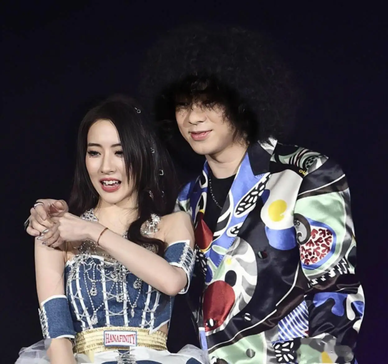 香港知名女星演唱会热舞不慎走光，打扮超妩媚，传与绯闻男友分手