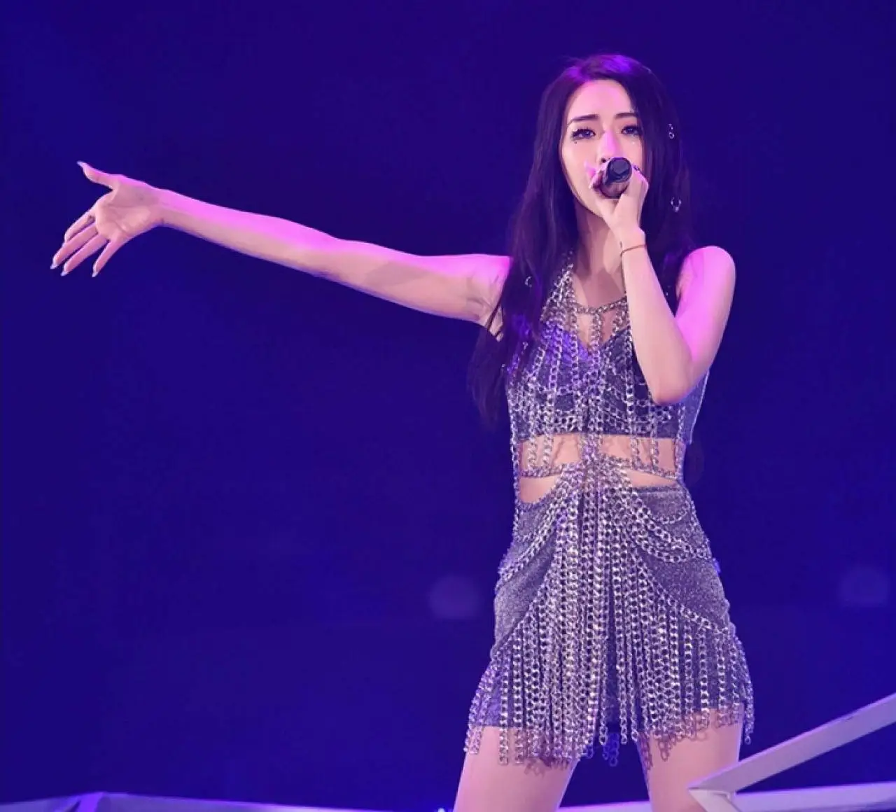香港知名女星演唱会热舞不慎走光，打扮超妩媚，传与绯闻男友分手