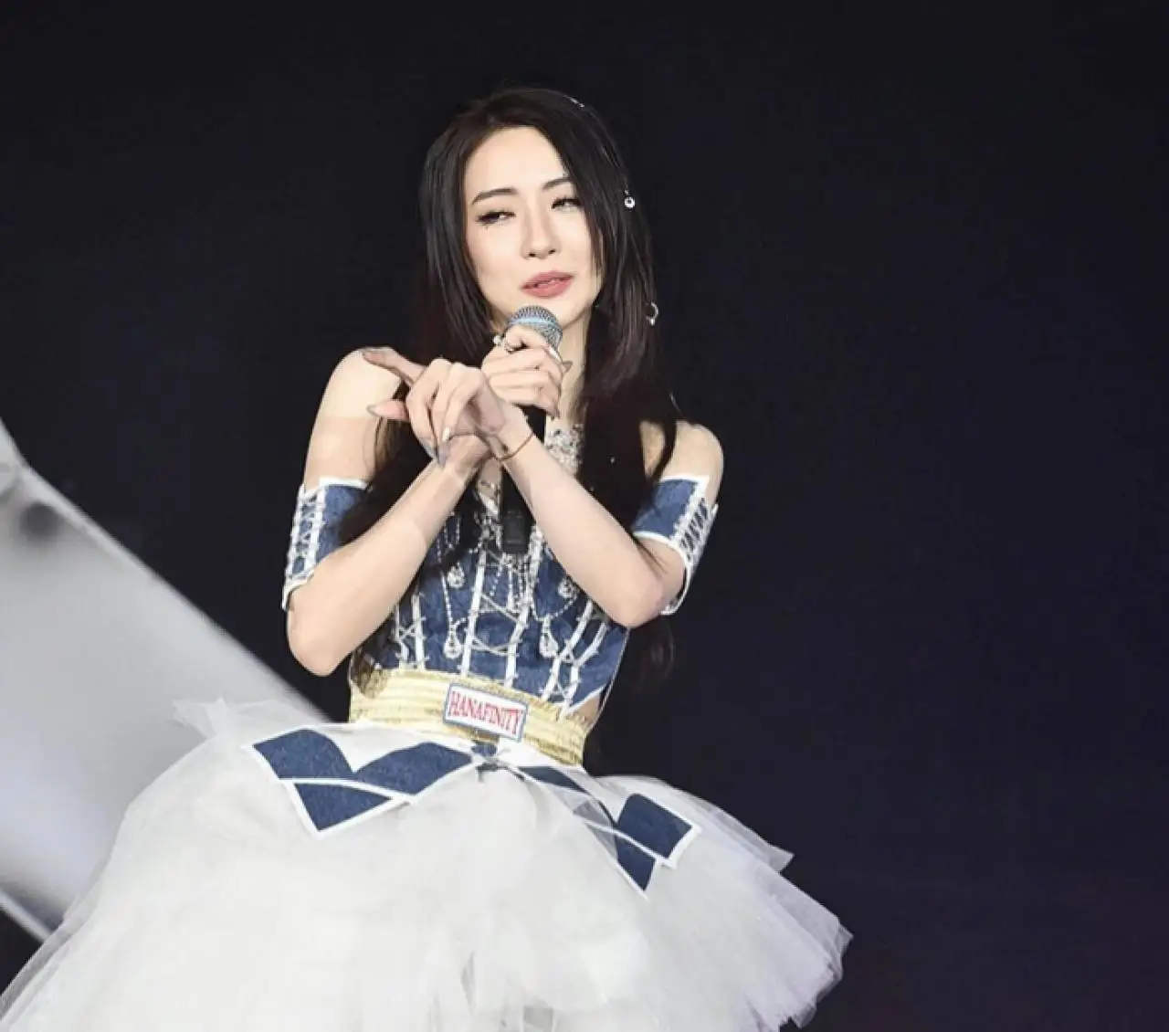 香港知名女星演唱会热舞不慎走光，打扮超妩媚，传与绯闻男友分手