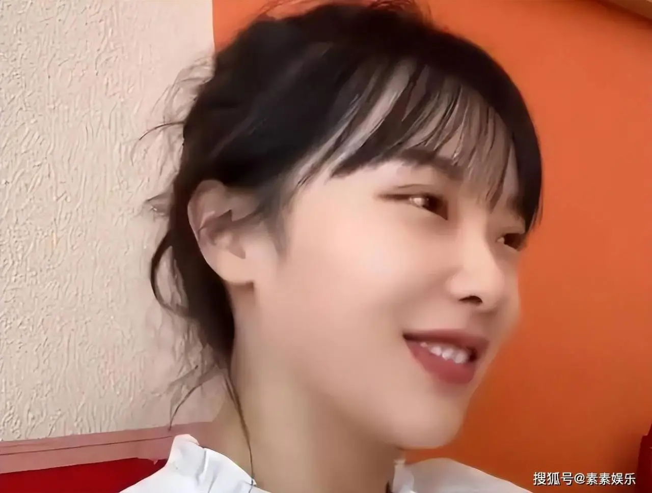 “挖呀挖”黄老师出新歌，相貌与身材再一次成为讨论的焦点