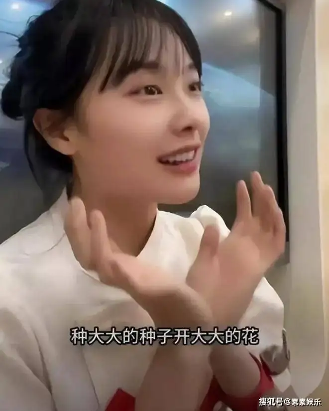 “挖呀挖”黄老师出新歌，相貌与身材再一次成为讨论的焦点