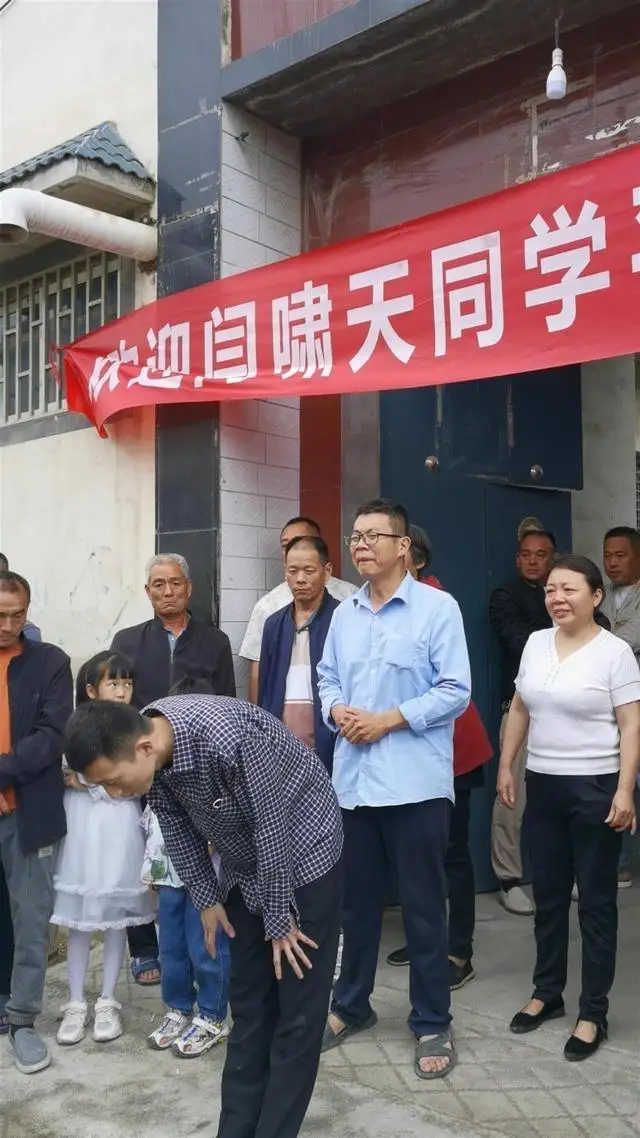 大学生掏鸟案当事人出狱回家向街坊鞠躬:会做个感恩社会的人 大学生掏鸟案当事人出狱回家向街坊鞠躬:会做个感恩社会的人