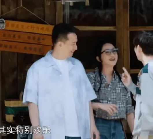 周迅觉得何炅黄磊太像空巢老人，何炅急了：不要被节目组带偏，我们特别欢乐！