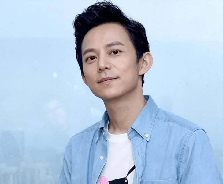 周迅觉得何炅黄磊太像空巢老人，何炅急了：不要被节目组带偏，我们特别欢乐！